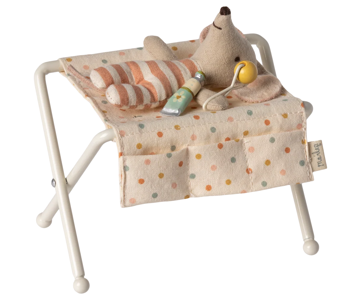 Maileg Wickeltisch – Babymaus, Weiß