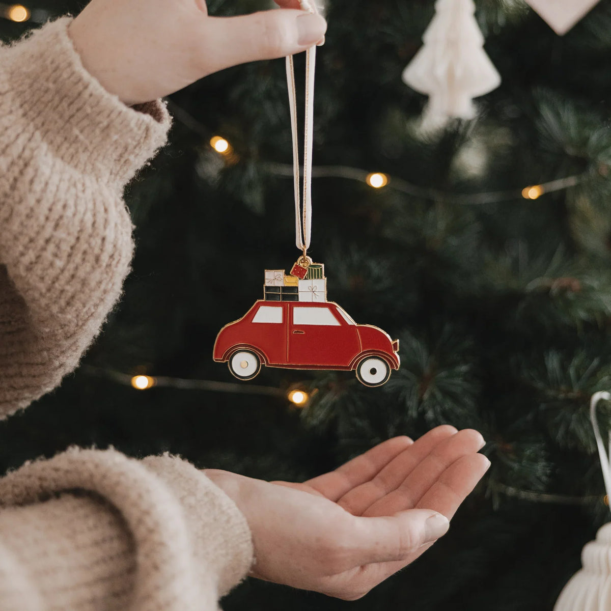 Eulenschnitt Baumschmuck Weihnachtsauto – Rotes Auto mit Geschenken