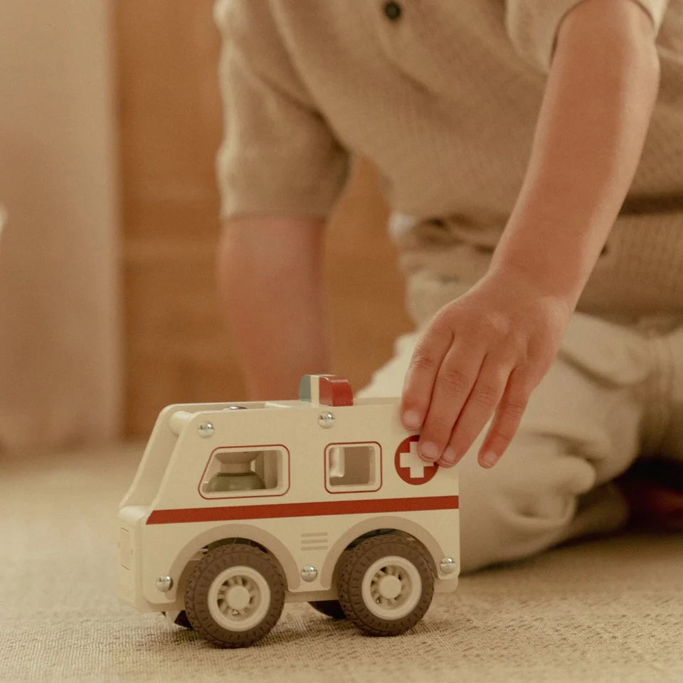 Little Dutch Holz-Ambulanz mit Figur – Weiß ✨ JETZT VORBESTELLEN