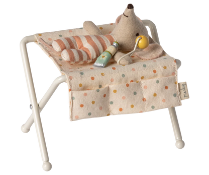 Maileg Wickeltisch – Babymaus, Weiß