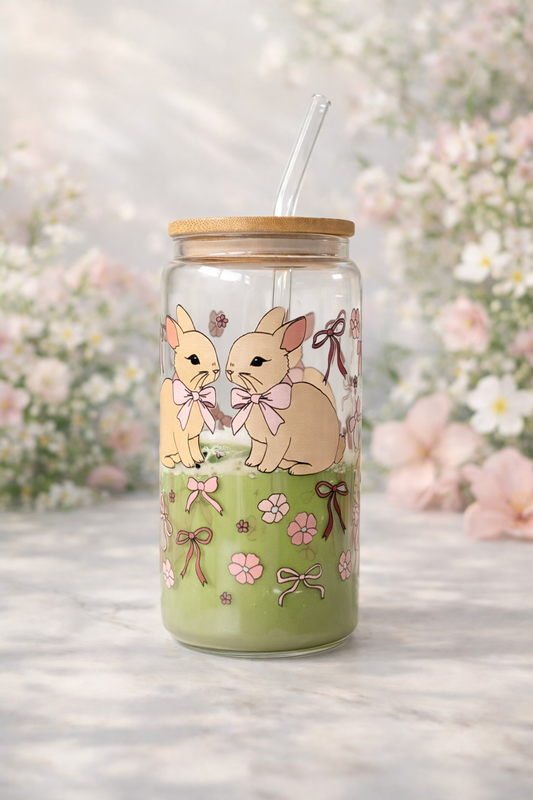 Beige Bunny Glasbecher 550 ml – mit Bambusdeckel & Glasstrohhalm