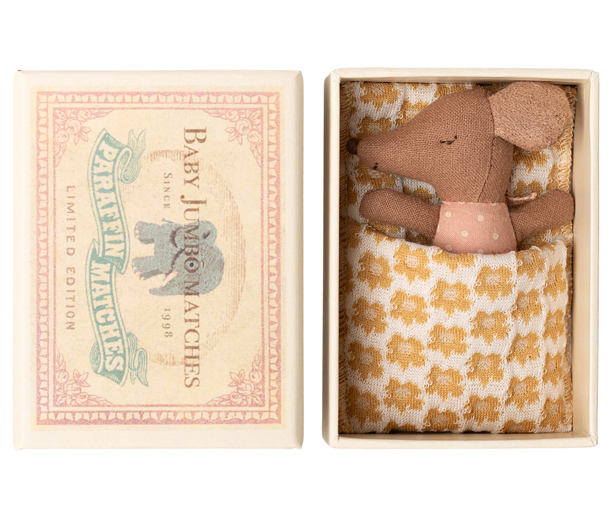Schläfrige Babymaus in Matchbox - Rose