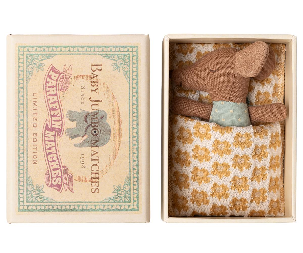 Schläfrige Babymaus in Matchbox - Blau