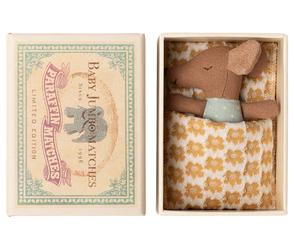 Schläfrige Babymaus in Matchbox - Blau