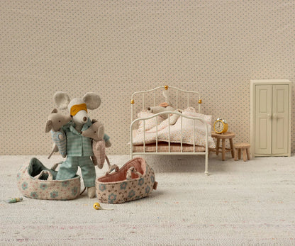 Maileg Babymaus in Tragetasche – Blau