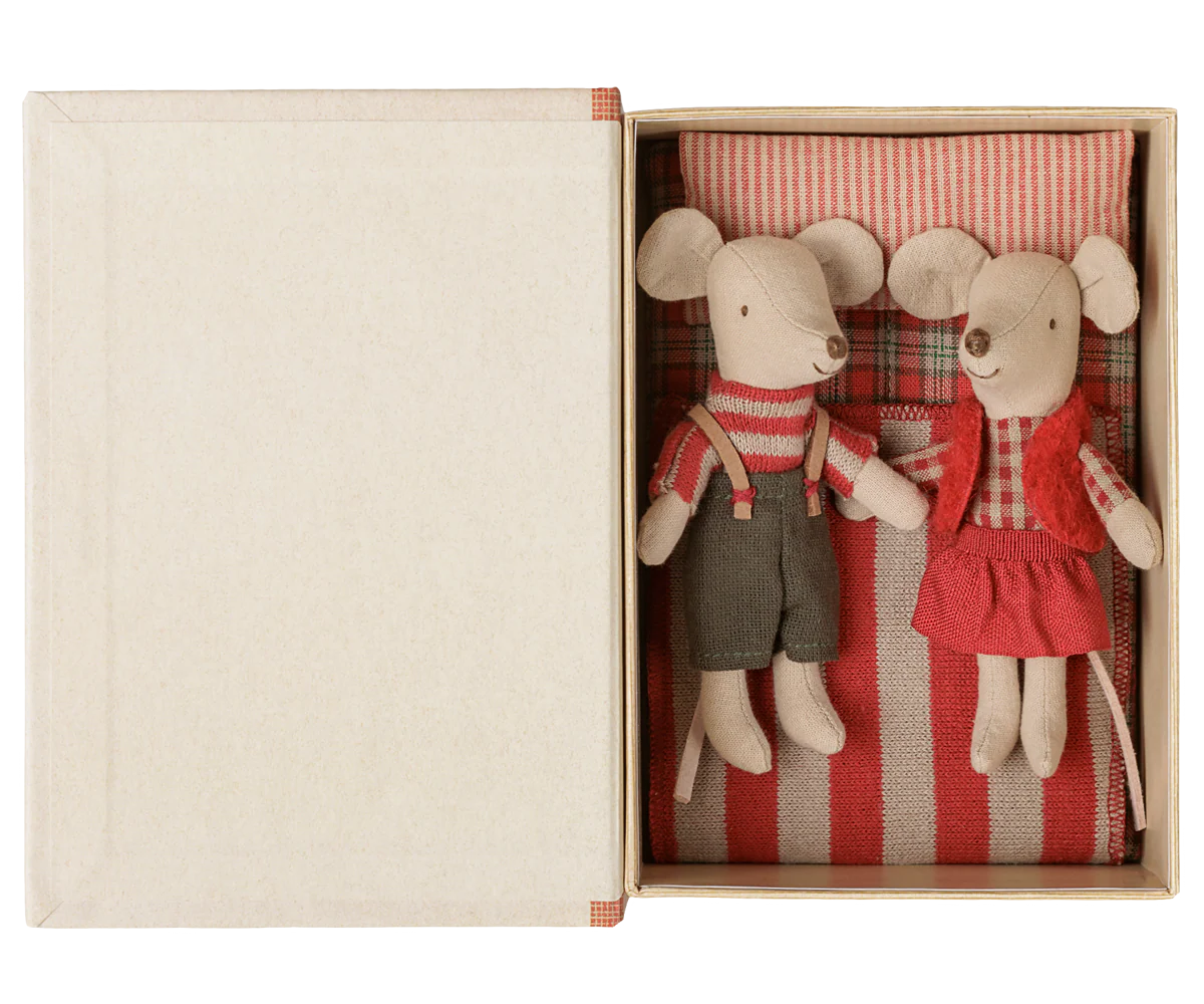 Maileg Weihnachts-Zwillingsmäuse – Kleine Schwester & Kleiner Bruder im Buch