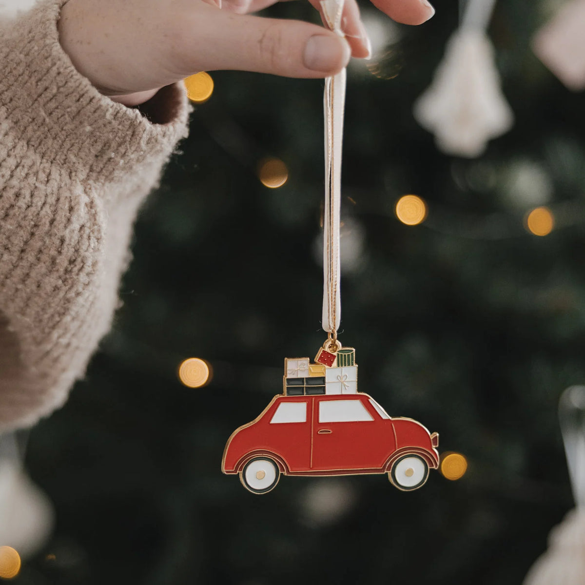 Eulenschnitt Baumschmuck Weihnachtsauto – Rotes Auto mit Geschenken