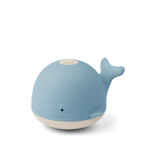 LIEWOOD Galen Wal Badespielzeug mit Wassersprinkler Beach blue