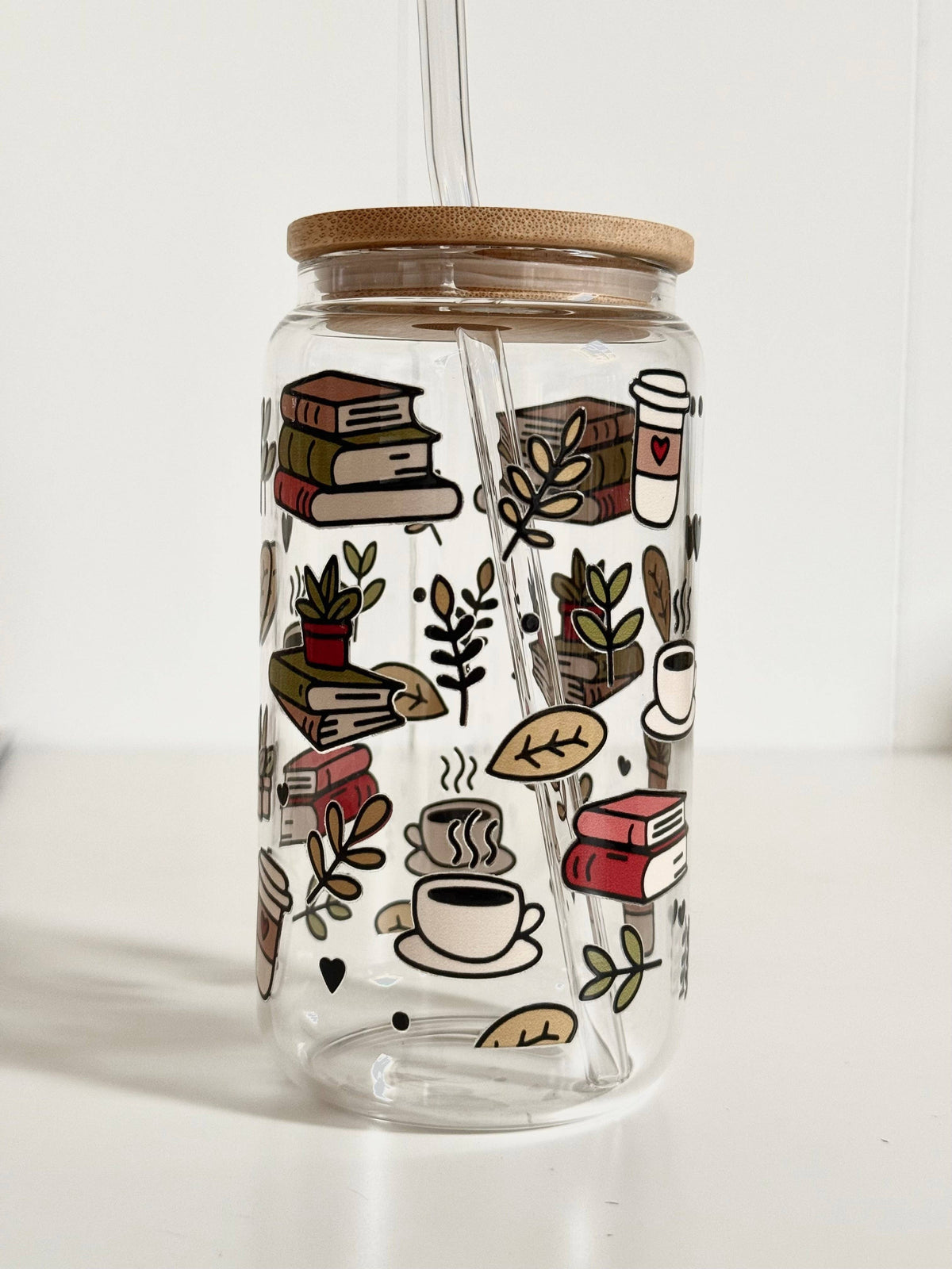 Hohes Trinkglas 550 ml mit Bambusdeckel & Glasstrohhalm – Books & Coffee