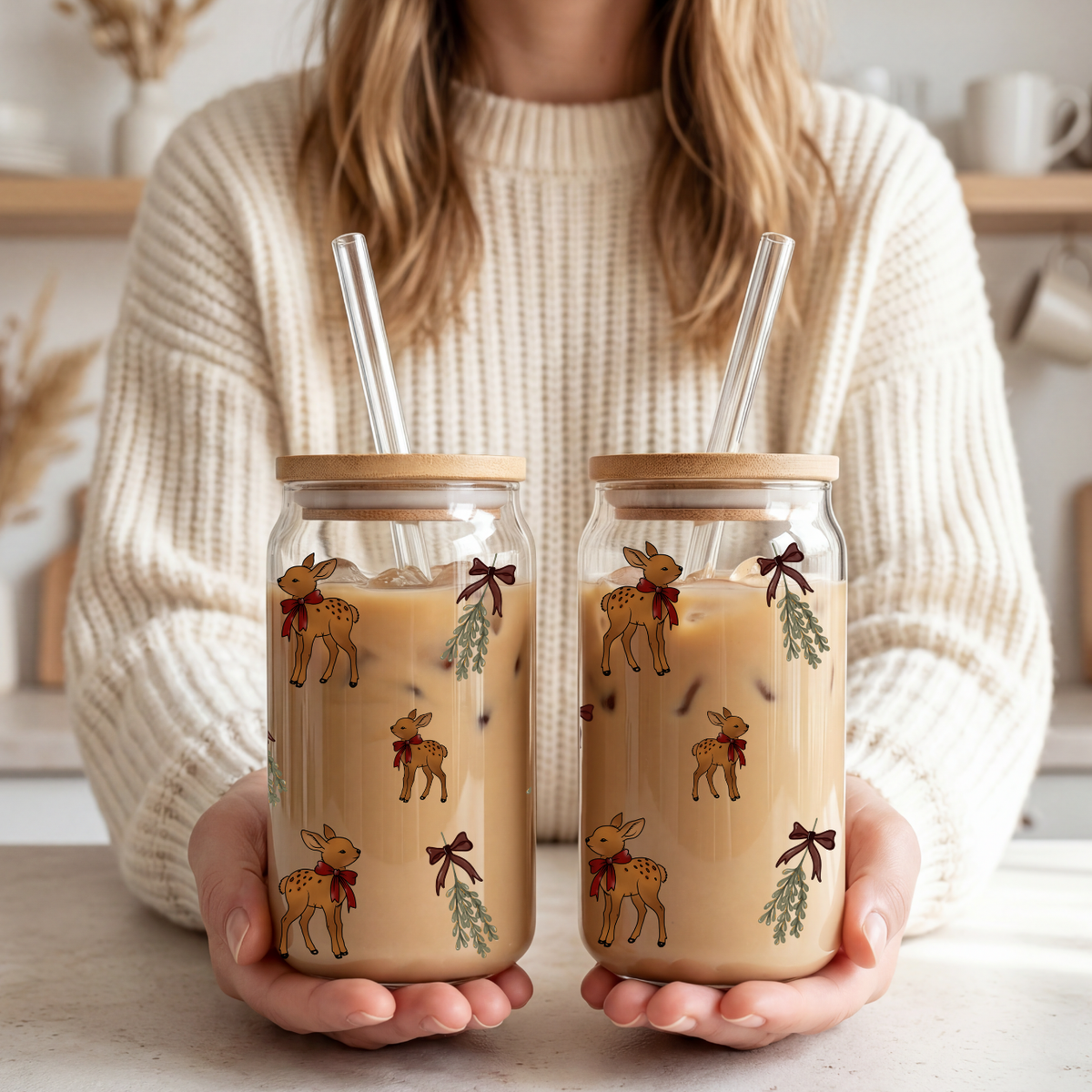 Hohes Trinkglas 500 ml mit Bambusdeckel & Glasstrohhalm – Rentier mit Weihnachtskranz