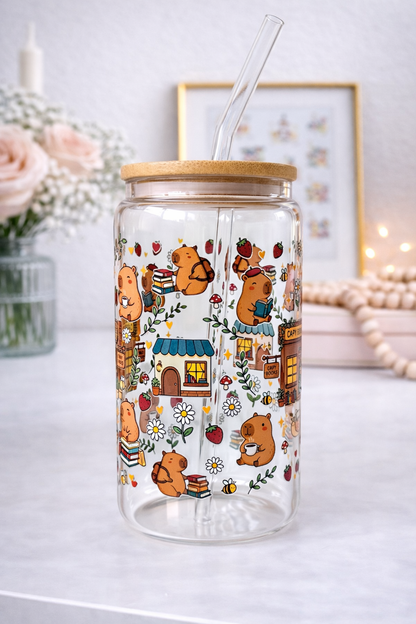 Hohes Trinkglas 550 ml mit Bambusdeckel & Glasstrohhalm – Capybara Buchhandlung